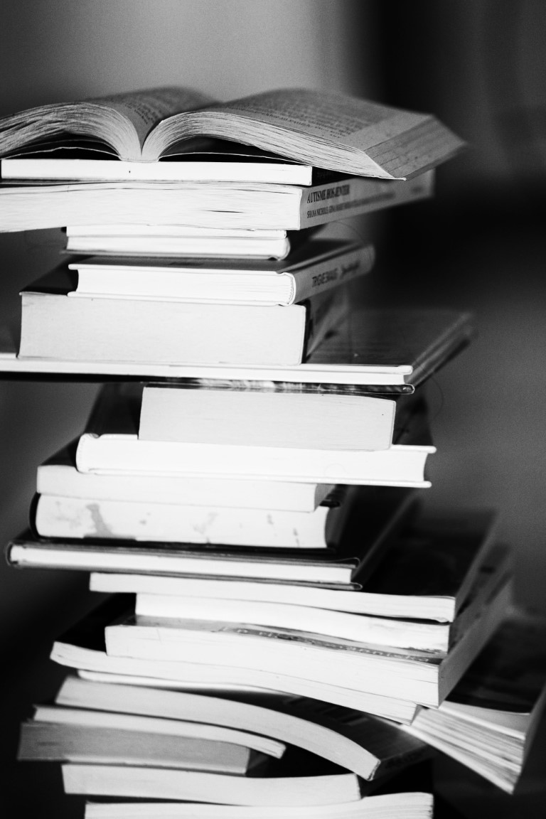 black-and-white-books-education-facts-433333